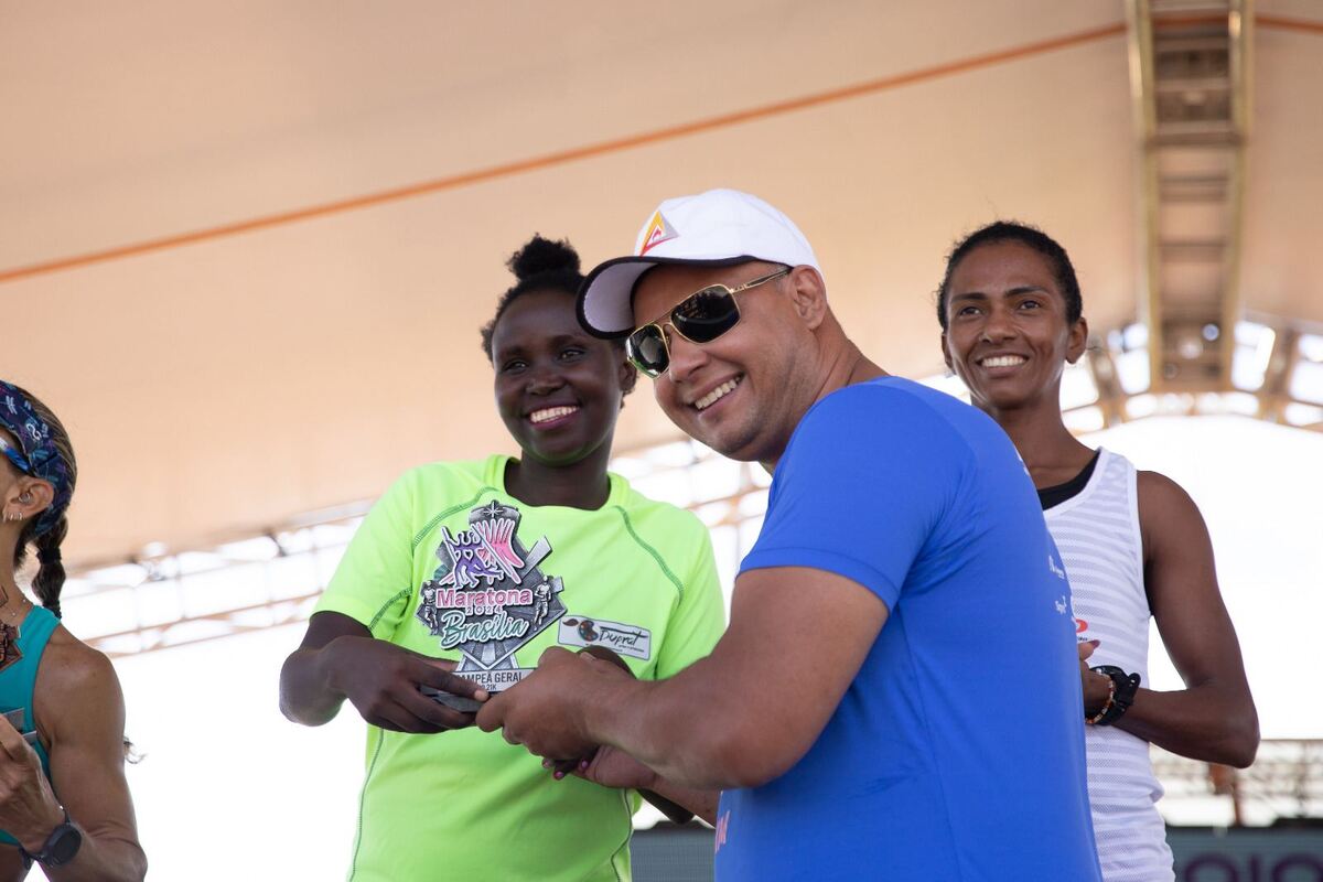 Viola Jepketer, corredora natural do Quênia, competiu na categoria geral feminina e conseguiu a segunda colocação no pódio