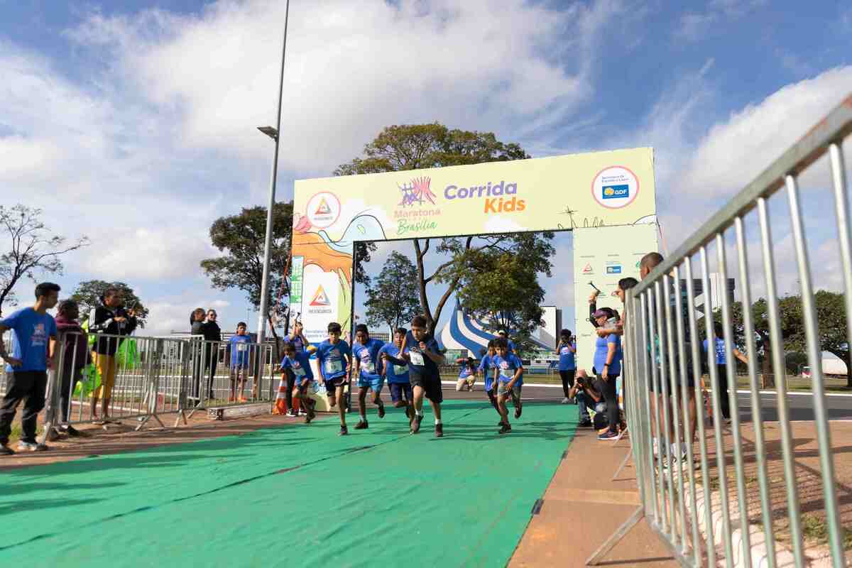 Para a corrida kids da Maratona Brasília 2024, não houve pódio, todas as crianças ganharam medalha de participação