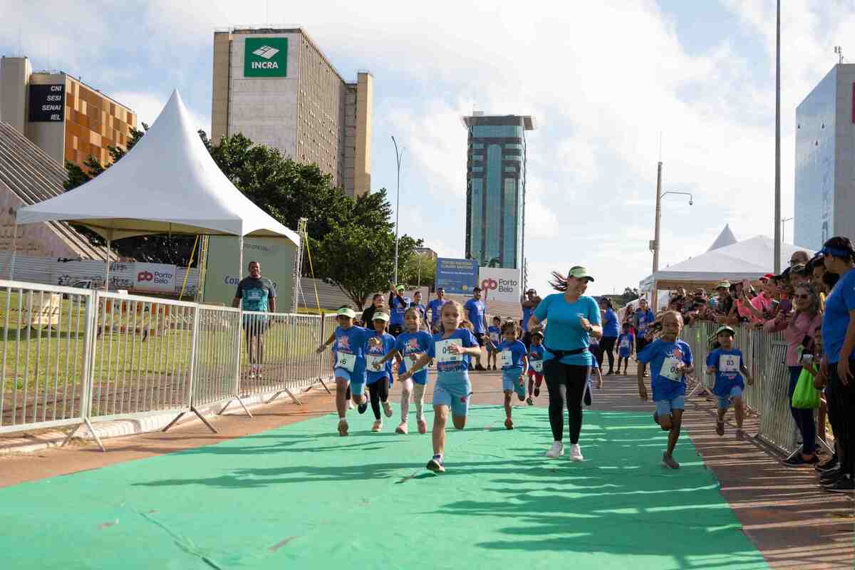 Para a corrida kids da Maratona Brasília 2024, não houve pódio, todas as crianças ganharam medalha de participação