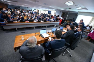 Senadores  reunidos na CCJ, na quarta, para votar a PEC do quinquênio -  (crédito: Edilson Rodrigues/Agência Senado)