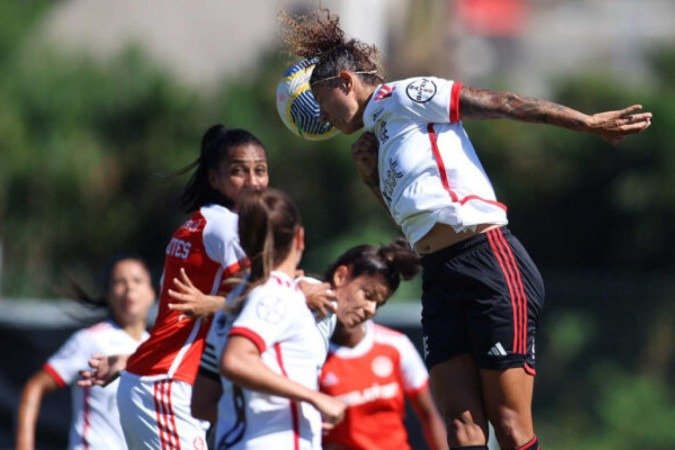 Cristiane tenta a cabeçada durante o duelo entre Flamengo e Internacional - (crédito: Foto : Staff Images / CBF) Cristiane tenta a cabeçada durante o duelo entre Flamengo e Internacional - (crédito: Foto : Staff Images / CBF)