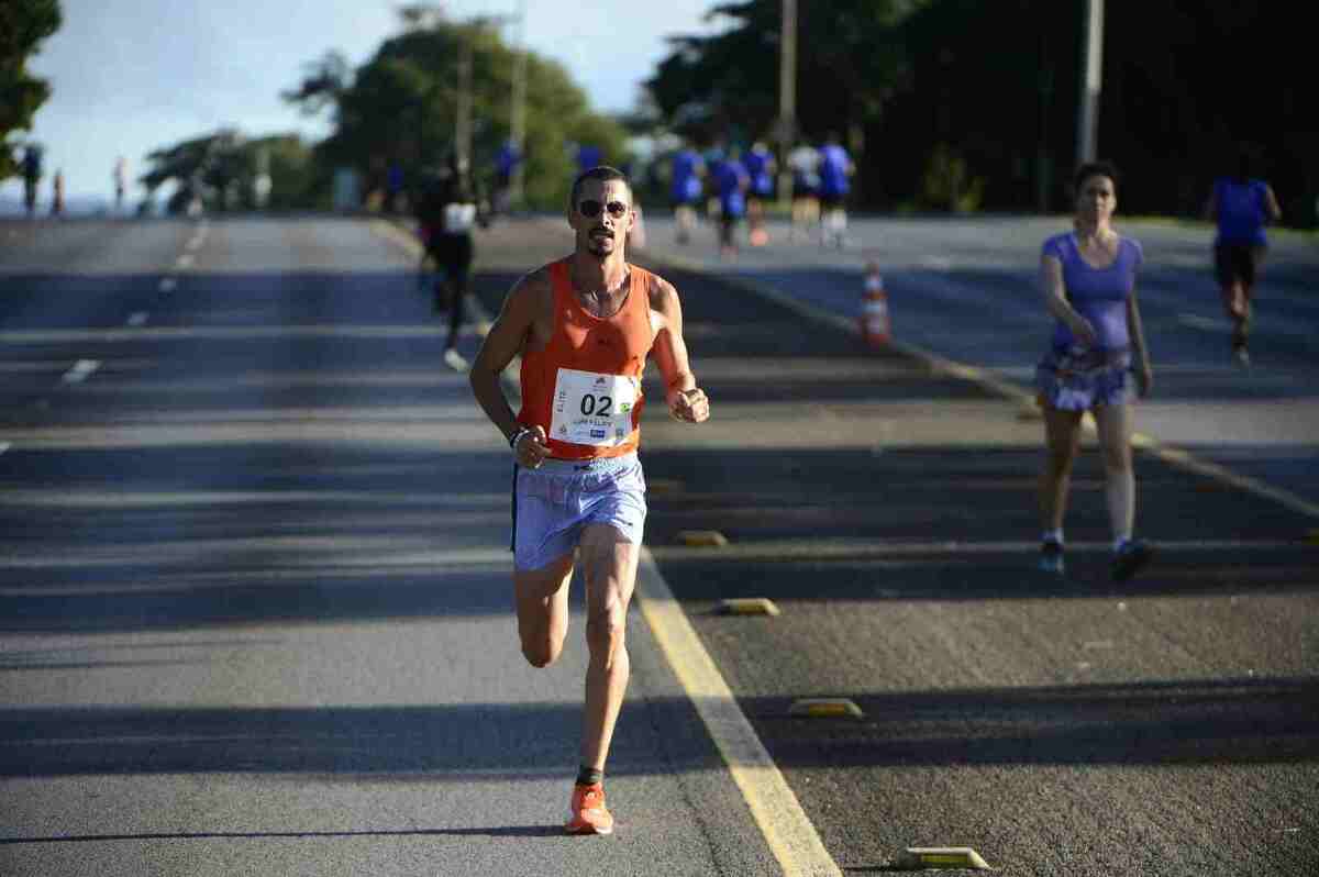 Luís Felipe Leite Barboza, de 36 anos, completou os 42km em 2h32:03 e ganhou a prova pelo segundo ano seguido -  (crédito: Marcelo Ferreira/CB/D.A Press)