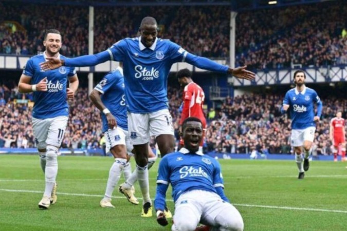Gueye celebra o gol que marcou, o primeiro do Everton sobre o Nottingham  -  (crédito: Foto: Reprodução Twitter Everton)