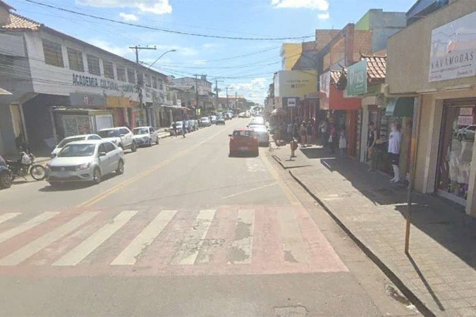 Avenida Coronel Durval de Barros, onde o atentado ocorreu, em Ibirité, na Grande BH. Veículo prata com atiradores fugiu -  (crédito: Reprodução/Google StreetView)