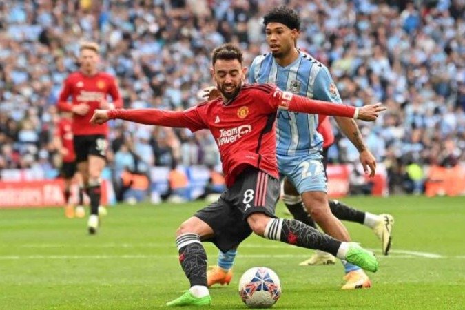 Manchester United's Portuguese midfielder #08 Bruno Fernandes shoots to score their third goal during the English FA Cup semi-final football match between Coventry City and Manchester United at Wembley Stadium in north west London on April 21, 2024. (Photo by Glyn KIRK / AFP) / NOT FOR MARKETING OR ADVERTISING USE / RESTRICTED TO EDITORIAL USE (Photo by GLYN KIRK/AFP via Getty Images)
- (crédito: AFP via Getty Images) Manchester United's Portuguese midfielder #08 Bruno Fernandes shoots to score their third goal during the English FA Cup semi-final football match between Coventry City and Manchester United at Wembley Stadium in north west London on April 21, 2024. (Photo by Glyn KIRK / AFP) / NOT FOR MARKETING OR ADVERTISING USE / RESTRICTED TO EDITORIAL USE (Photo by GLYN KIRK/AFP via Getty Images)
- (crédito: AFP via Getty Images)