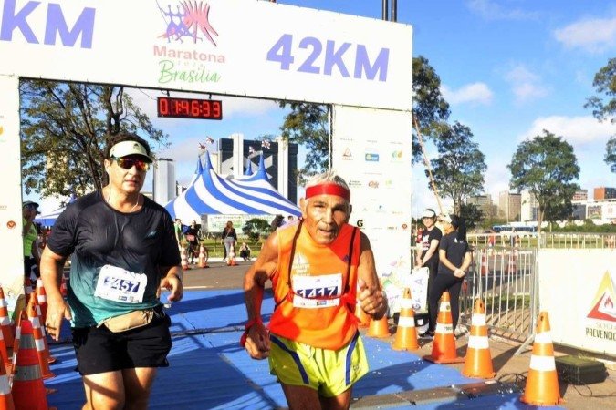 O baiano Francisco Lima esbanja saúde e alto-astral ao participar de corridas aos 92 anos