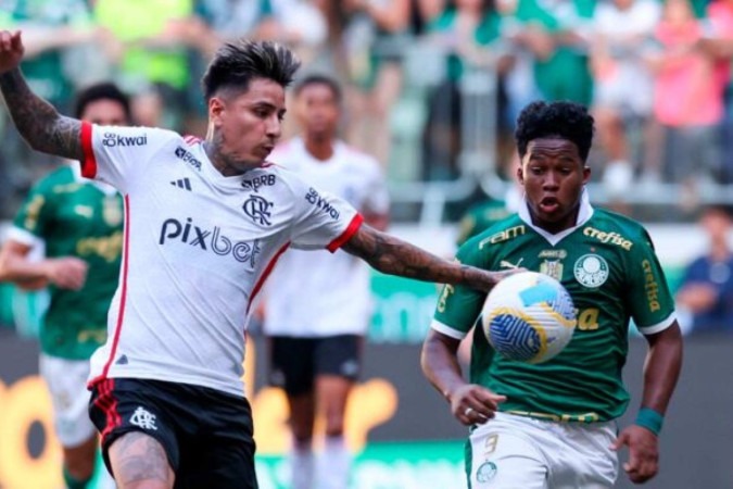 Pulgar e Endrick disputam a bola. Tudo igual em São Paulo -  (crédito: Foto: Cesar Greco/Palmeiras)