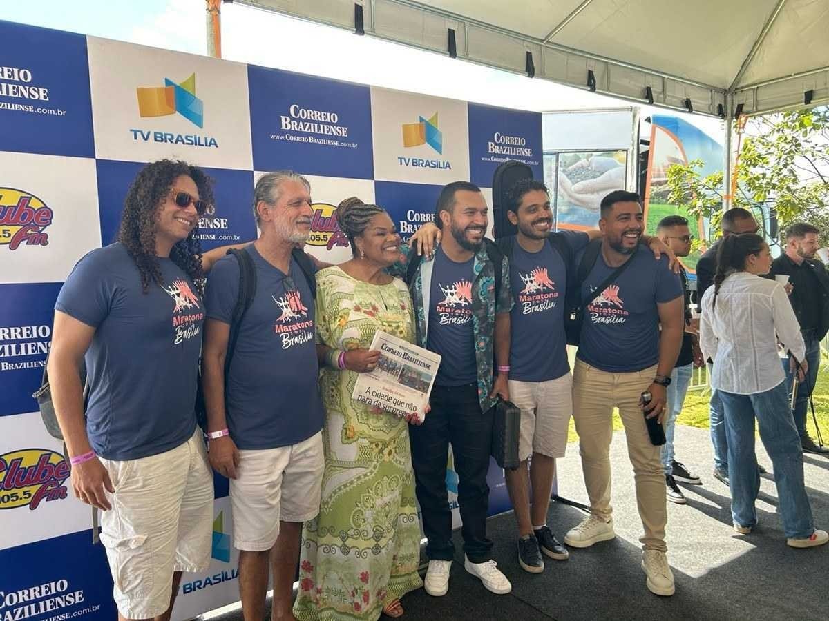 O grupo Choro Livre animou a Maratona Brasília com muita música na manhã do aniversário da capital O grupo Choro Livre animou a Maratona Brasília com muita música