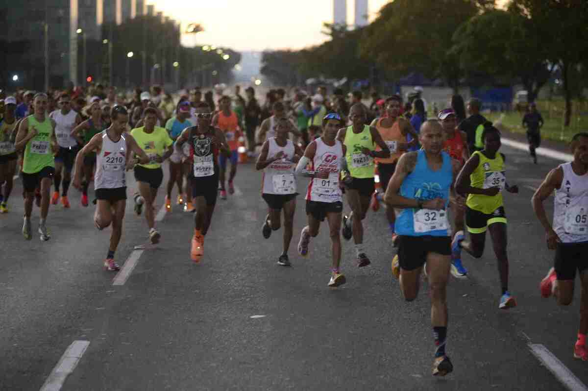 Brasília acordou no dia do aniversário de 64 anos da cidade neste domingo (21/4) com a largada de aproximadamente 1.600 corredores para as provas de 21km e 42km da Maratona Brasília
