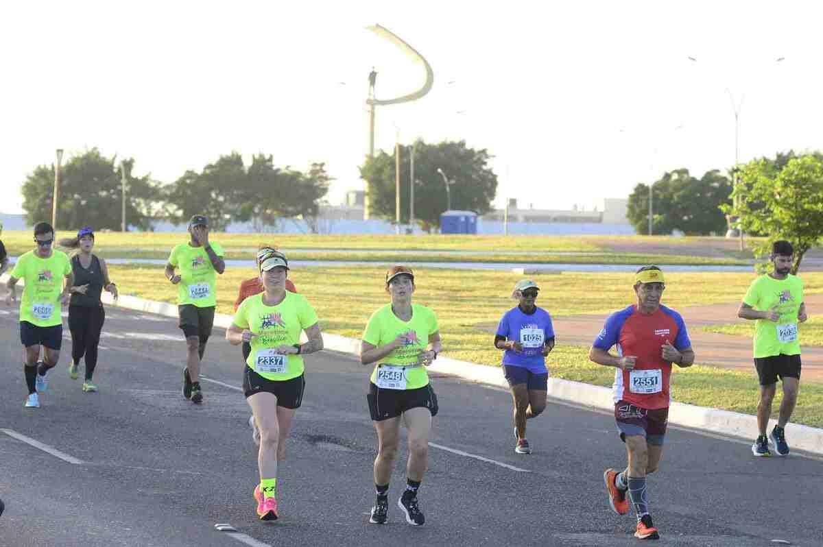 Brasília acordou no dia do aniversário de 64 anos da cidade neste domingo (21/4) com a largada de aproximadamente 1.600 corredores para as provas de 21km e 42km da Maratona Brasília