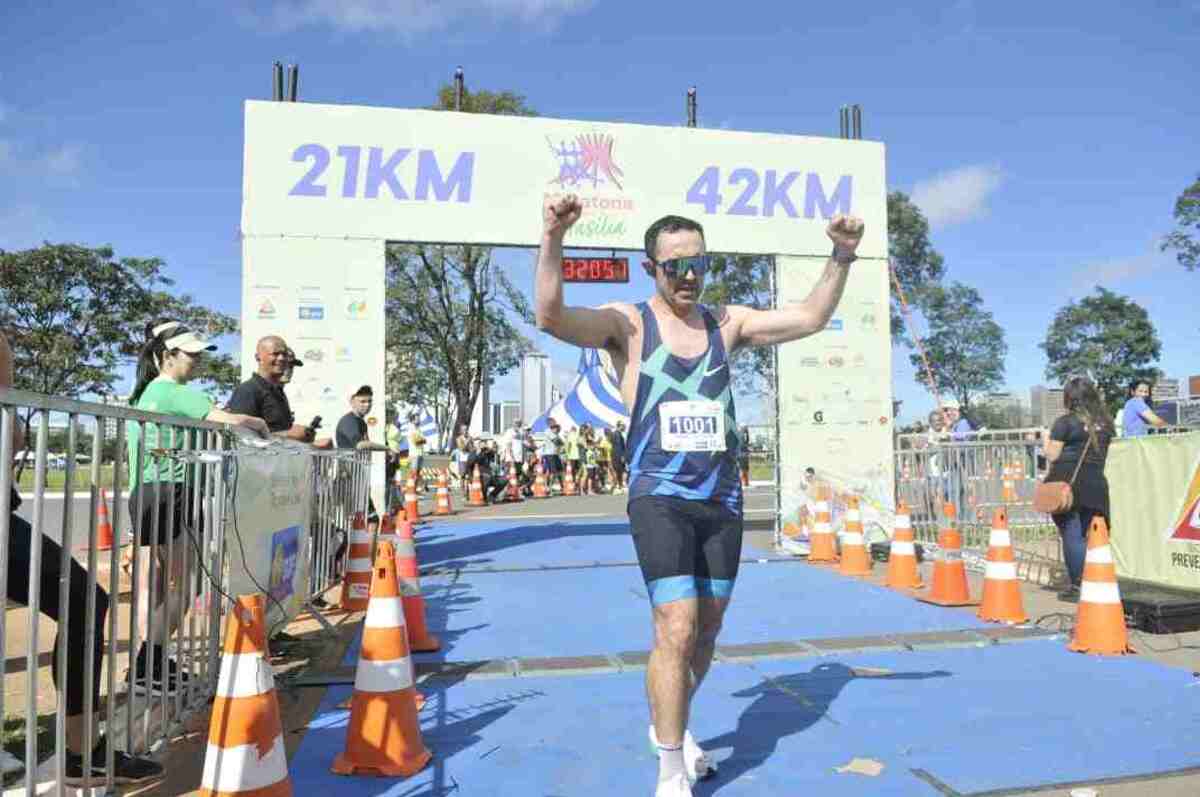 Militar se emociona ao completar o Desafio JK de 42km da Maratona Brasília
