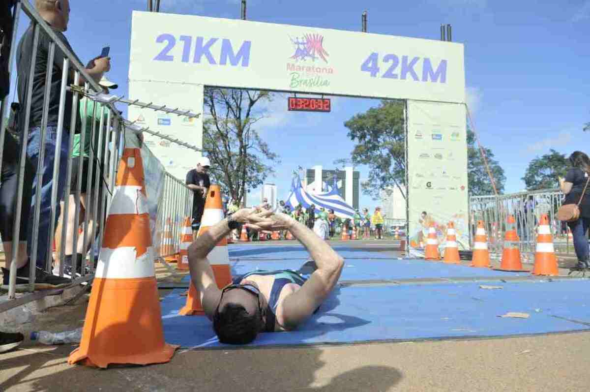 A chegada emocionante de Rafael Alfredo, 41, deixou todos os espectadores, staffs e atletas vibrantes na Maratona Brasília