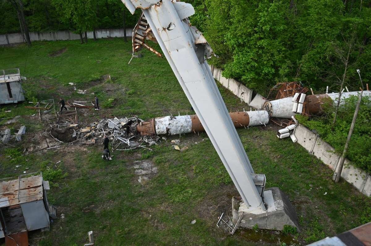Bombardeio russo destrói torre de televisão na segunda maior cidade da Ucrânia - Kharkiv      