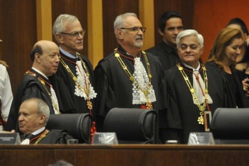 Waldir Leôncio (ao centro), presidirá o Tribunal até 2026 -  (crédito:  Minervino Júnior/CB)