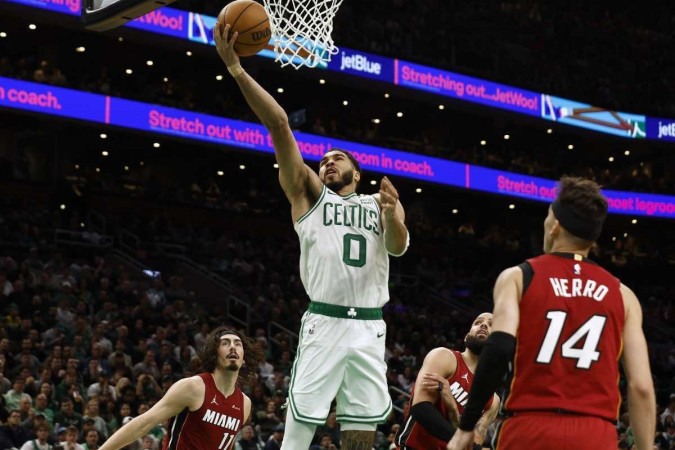 Tatum liderou os Celtics com  23 pontos, 10 rebotes e 10 assistências -  (crédito: Winslow Townson / AFP)