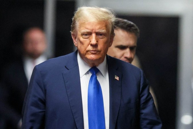  NEW YORK, NEW YORK - APRIL 22: Former U.S. President Donald Trump appears in court for opening statements in his trial for allegedly covering up hush money payments at Manhattan Criminal Court on April 22, 2024 in New York City. Former President Donald Trump faces 34 felony counts of falsifying business records in the first of his criminal cases to go to trial.   Brendan McDermid-Pool/Getty Images/AFP (Photo by POOL / GETTY IMAGES NORTH AMERICA / Getty Images via AFP)
       -  (crédito:  Getty Images via AFP)