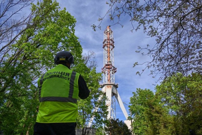 A estrutura da torre de televisão de 240 metros desabou pela metade. A instalação já havia sofrido danos após outro ataque russo em março de 2022 -  (crédito: Reprodução/SERGEY BOBOK / AFP)