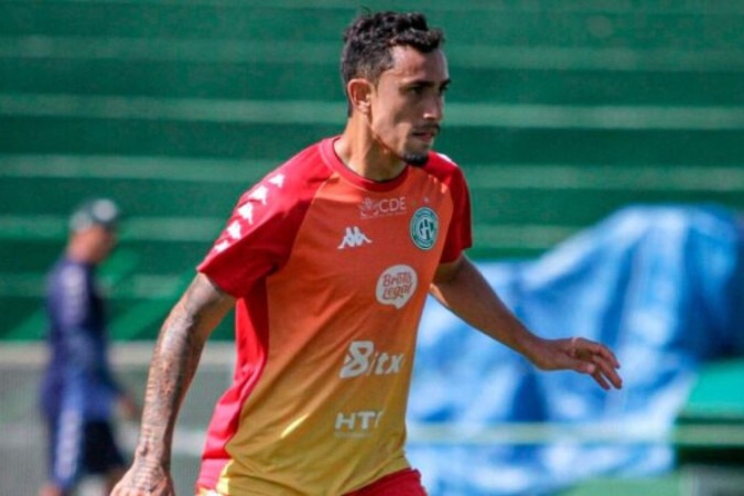 Luan teve, em 2023, uma rápida passagem pelo Santos antes de voltar ao Água Santa -  (crédito: Foto: Raphael Silvestre/Guarani)