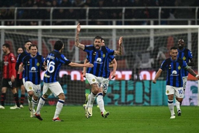 Jogadores de Milan e Inter em disputa de bola no clássico italiano - Foto: Marco Bertorello/AFP via Getty Images -  (crédito: Marco Bertorello/AFP via Getty Images)