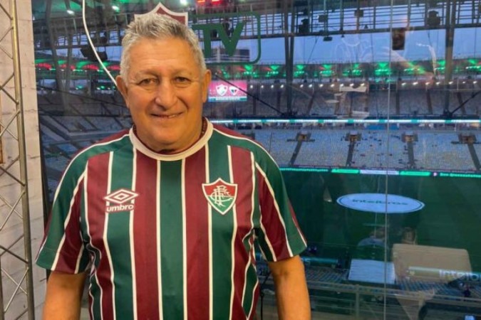 Romerito com o troféu do Brasileiro de 1984, que conquistou com a camisa do Fluminense  -  (crédito: - Foto Nelson Perez/AscomFFC)