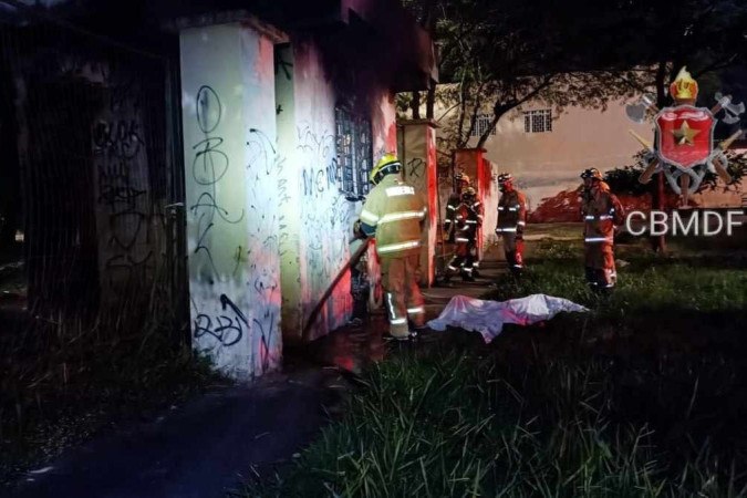 Bombeiros combateram incêndio em local habitado por moradores de rua, no Guará -  (crédito: corpo de Bombeiros Militar do Distrito Federal)