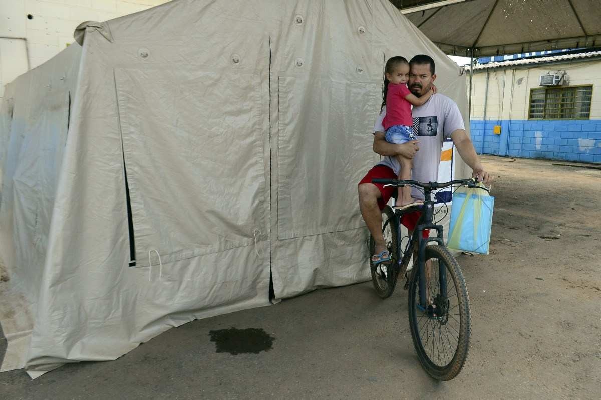 Pacientes com dengue encontraram tendas desativadas na manhã desta segunda-feira (22/4)