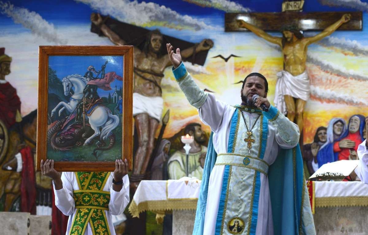 Devotos manifestam a fé em São Jorge, guerreiro que protege e faz milagres