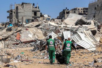 Paramédicos palestinos carregam corpos de pessoas mortas descobertas nas proximidades do Hospital Al-Shifa, na cidade de Gaza, em 17 de abril de 2024       -  (crédito:  AFP)