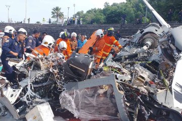 As dez pessoas a bordo 'foram confirmadas como mortas pelos médicos', disse Suhaimy Mohamad Suhail, comandante das operações do Corpo de Bombeiros -  (crédito: HANDOUT / PERAK'S FIRE AND RESCUE DEPARTMENT / AFP)