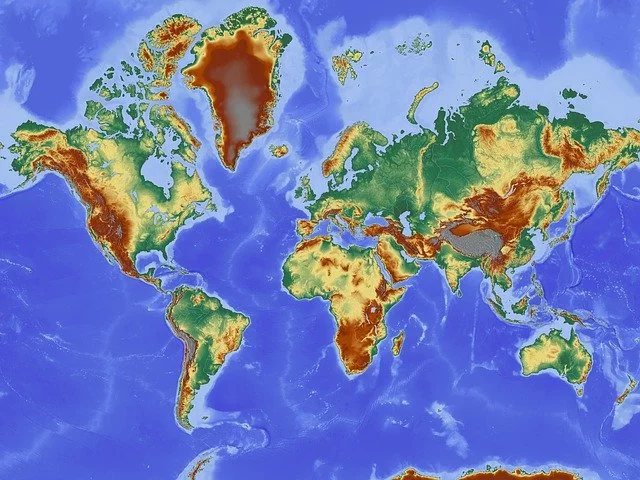 O Fundo Monetário Internacional e a agência Visual Capitalist divulgaram a lista dos 10 países com mais riquezas naturais do planeta.  -  (crédito: Imagem de maps-for-free por Pixabay )