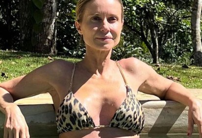 A atriz Paula Burlamaqui, de 57 anos, confessou que publica fotos de biquíni nas redes sociais só para ganhar elogios. -  (crédito: reprodução instagram)