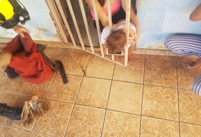 Bombeiros em Luziânia resgatam criança com cabeça presa em grade  -  (crédito: Divulgação/CBM-GO)