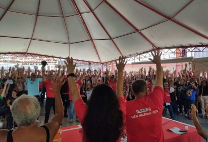Os servidores e professores estão em greve desde o dia 15, em busca de aumento salarial e de reajuste benefícios, como auxílio-alimentação -  (crédito: Sintfub/Divulgação)