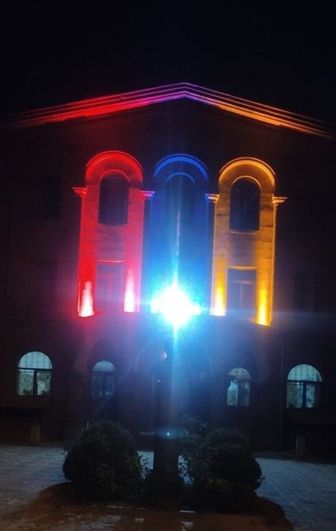 Prédio do governo iluminado com as cores da bandeira da Armênia