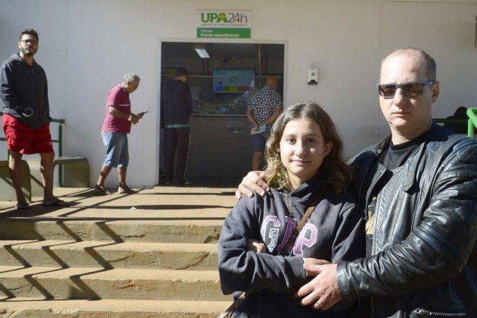  23/04/2024 Crédito: Marcelo Ferreira/CB/D.A Press. Brasil. Brasília - DF - A peregrinação dos doentes de dengue + covid + gripe na rede pública. Upa do Recanto das Emas. Marcos Puttini com a filha Ana Julia Carvalho.