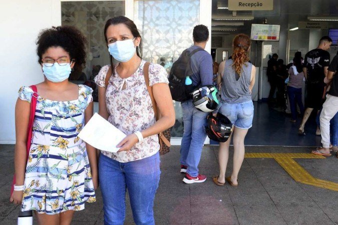  23/04/2024 Crédito: Marcelo Ferreira/CB/D.A Press. Brasil. Brasília - DF - A peregrinação dos doentes de dengue + covid + gripe na rede pública. Upa da Ceilândia. Ciélia Nunes com a filha