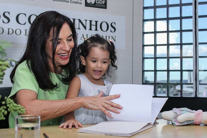 Crianças estavam entre o público que compareceu ao lançamento de ABC dos Coelhinhos, de Lu Alckmin -  (crédito:   Kayo Magalhães/CB/D.A Press)