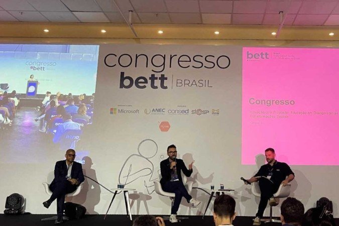 Painel do Brett Brasil sobre inteligência artificial e educação, com Ivan Cláudio Pereira à esquerda e José Brito Cunha à direita - (crédito: Lara Costa) Painel do Brett Brasil sobre inteligência artificial e educação, com Ivan Cláudio Pereira à esquerda e José Brito Cunha à direita - (crédito: Lara Costa)