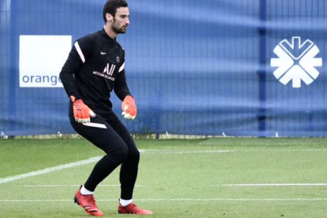  Paris Saint-Germain's Spanish goalkeeper Sergio Rico attends a training session at the club's training camp, Camp des Loges, on the eve of their 2021-2022 French L1 season opening match, in Saint-Germain-en-Laye, near Paris, on August 6, 2021. (Photo by STEPHANE DE SAKUTIN / AFP) / 