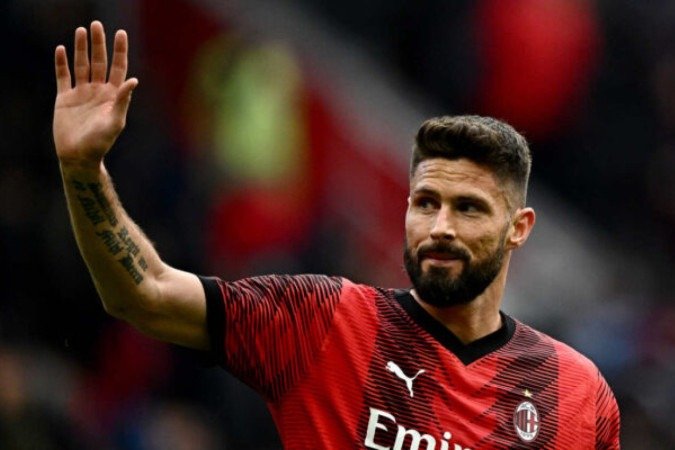 Giroud em campo pelo Milan -  (crédito: Foto: Filippo Monteforte/AFP via Getty Images)