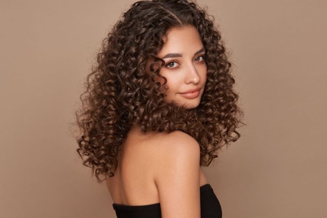 Alguns acessórios ajudam a deixar os cabelos cacheados mais definidos (Imagem: Oleg Gekman | Shutterstock) -  (crédito: EdiCase - Beleza -> Revista)