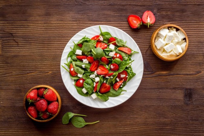 Salada de espinafre e morango (Imagem: 9dream studio | Shutterstock) -  (crédito: EdiCase - Culinaria -> Diversão e Arte)