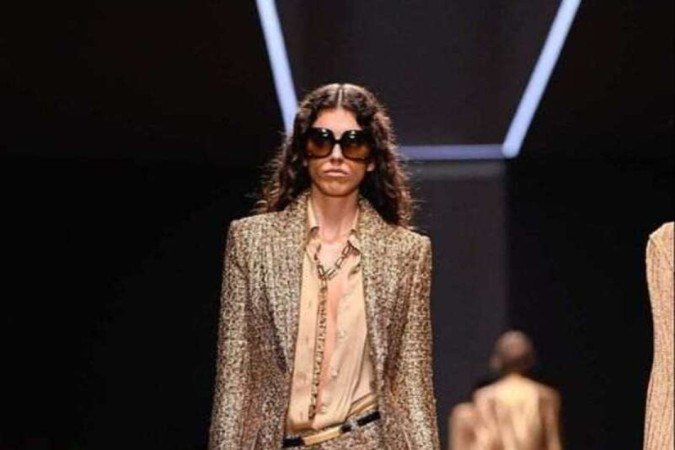 Tom Ford Verão 2024: a marca combina a terceira peça com shorts curtos sem perder a elegância