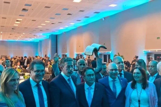 Lira posa com a vice-governadora Celina Leão, empresários e deputados no jantar pela prorrogação do Perse -  (crédito: Evandro Éboli/CB/D.A Press)