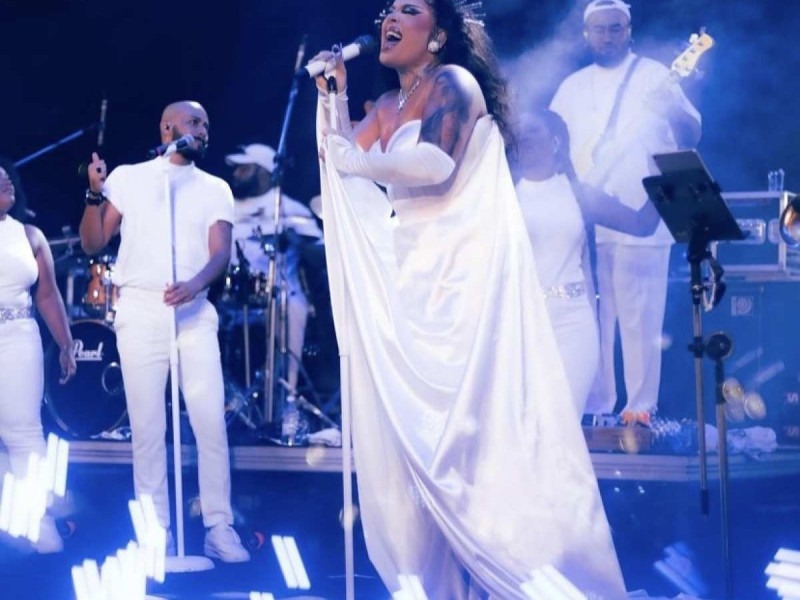 Gloria Groove em sua performance em Aracaju -  (crédito: Reprodução/ Instagram @gloriagroove)