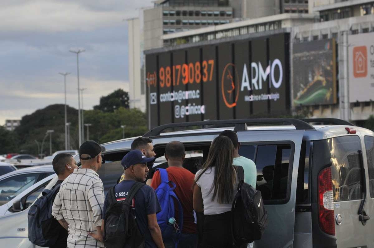 A rotina de perigo de quem utiliza o transporte pirata como alternativa