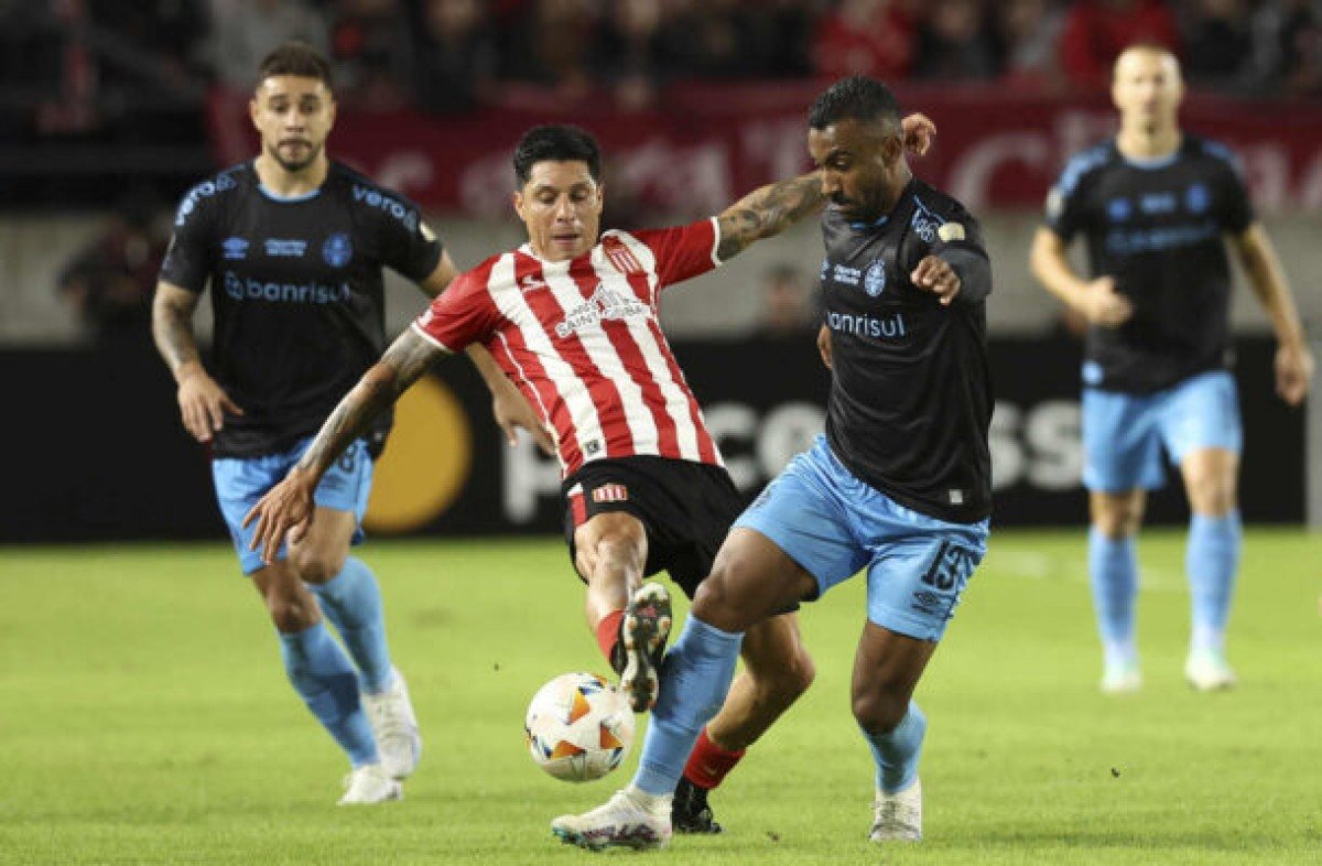 Grêmio vence Estudiantes com um a menos e segue vivo na Libertadores