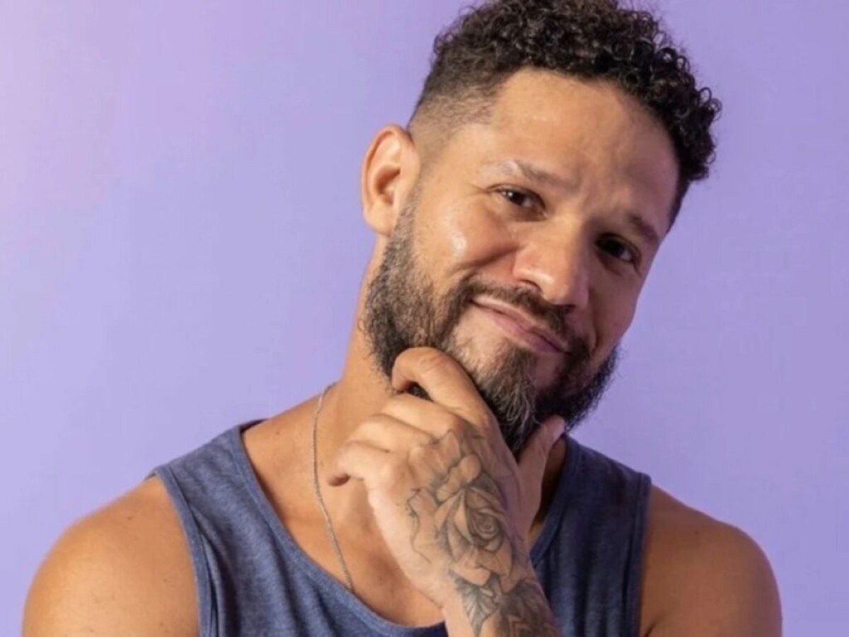 Ex-BBB Juninho continua trabalhando como motoboy após fim do ‘BBB 24’