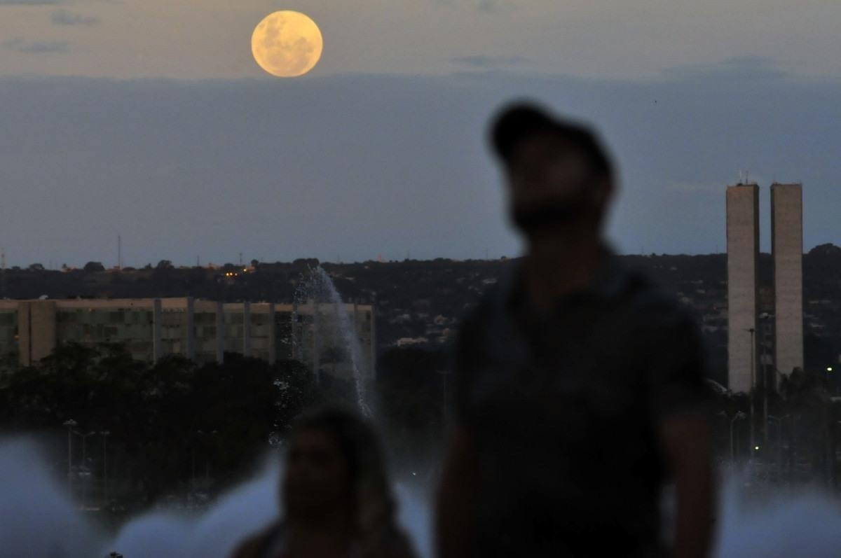 Lua cheia rosa em Brasília     