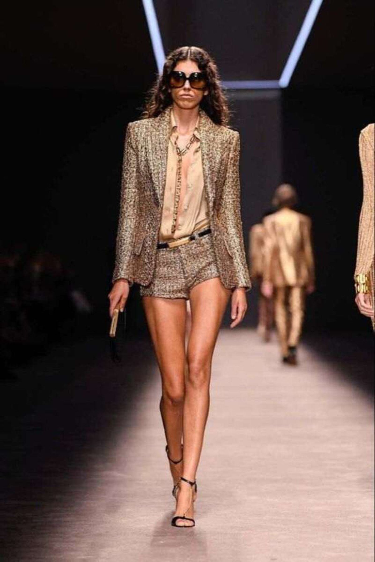 Tom Ford Verão 2024: a marca combina a terceira peça com shorts curtos sem perder a elegância Tom Ford Verão 2024. A marca combina a terceira peça com shorts curtos, sem perder a elegância.